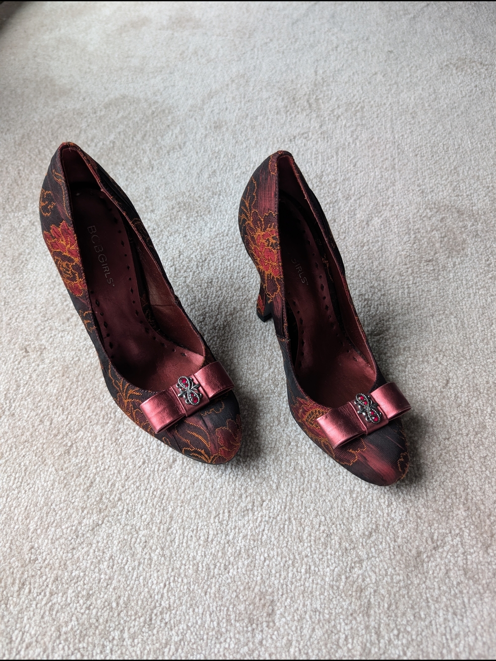 BCBGirls Burgundy Brocade Bow Pump, Size 37/7